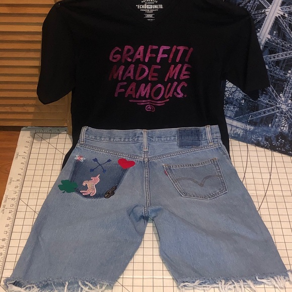 Graffiti Bridge Men’s Distressed Denim Shorts - Picture 4 of 8